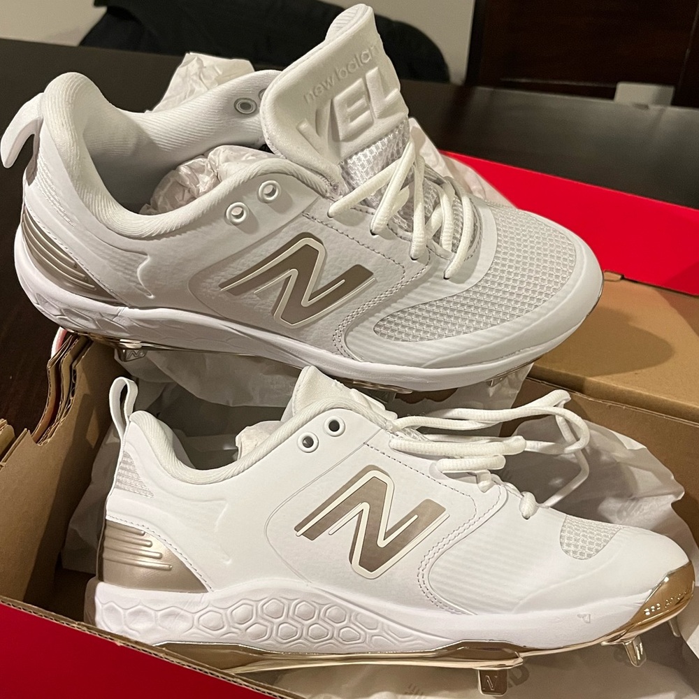 New Balance Women’s VELO X Fresh Foam V3 Metal Softball Cleats - size 8.5